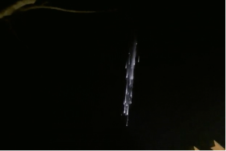 Обломки ракеты SpaceX устроили фантастическое световое шоу в небе Обломки ракеты SpaceX устроили фантастическое световое шоу в небе