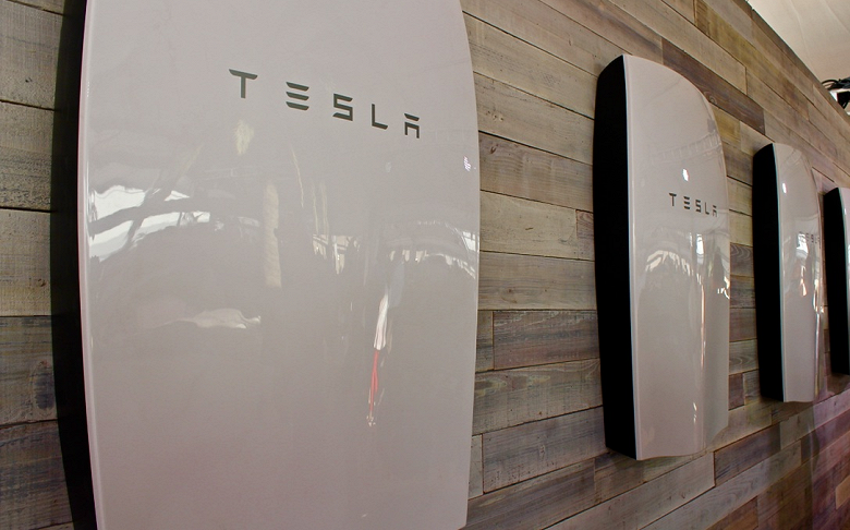 Tesla дарит аккумуляторы Powerwall людям, заказавшим подорожавшие солнечные крыши