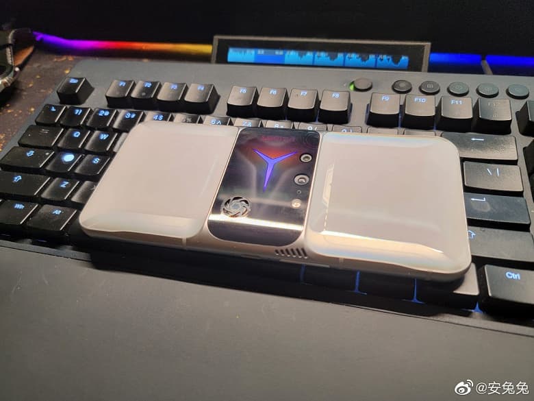 Так выглядит первый смартфон с экраном Samsung AMOLED E4, 144 Гц, Snapdragon 888, 16/512 ГБ и двумя вентиляторами. Живые фото Lenovo Legion 2 Pro