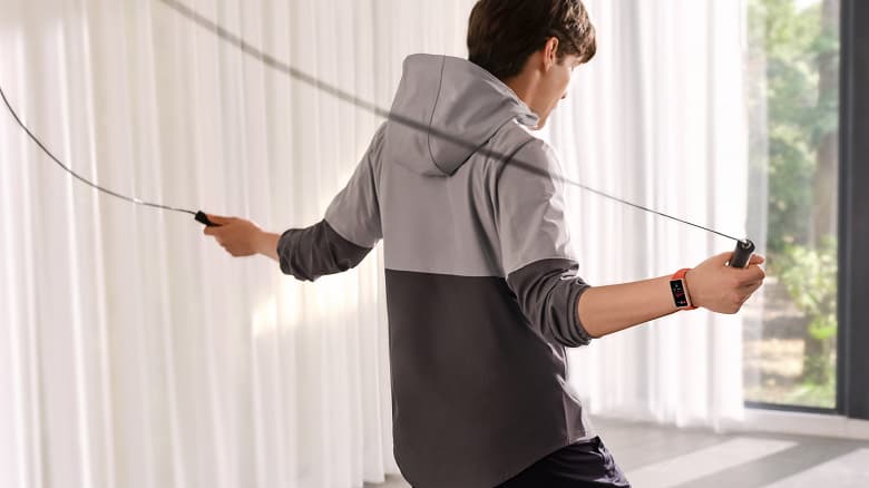 SpO2, AMOLED, недорого: умный браслет Huawei Band 6 с огромным экраном прибыл в Россию