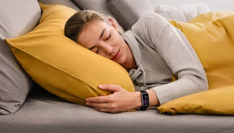 SpO2, AMOLED, недорого: умный браслет Huawei Band 6 с огромным экраном прибыл в Россию