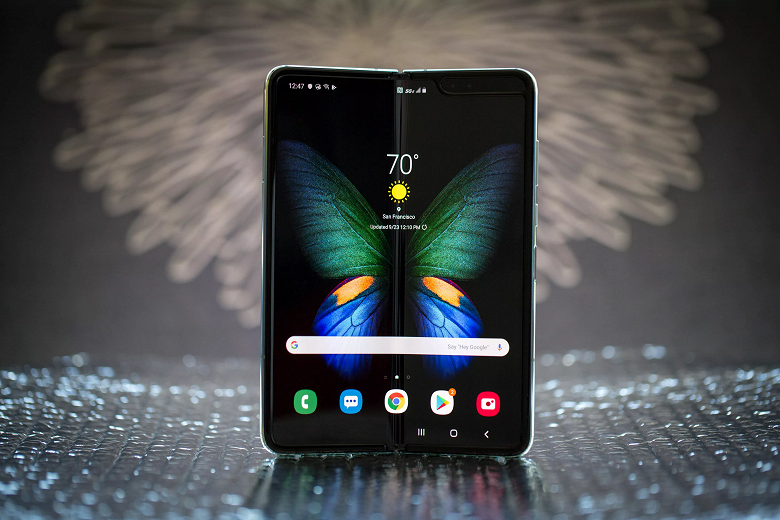 Samsung отдаёт оригинальный Galaxy Fold за полцены в России