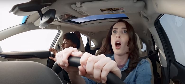 Прекрасная демонстрация того, что происходит, когда вы отвлекаетесь за рулём на свой смартфон