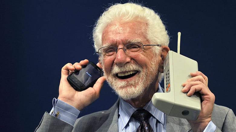 Сегодня исполнилось 48 лет первому мобильному телефону: в США и России отмечают событие снижением цен на смартфоны Сегодня исполнилось 48 лет первому мобильному телефону: в США и России отмечают событие снижением цен на смартфоны