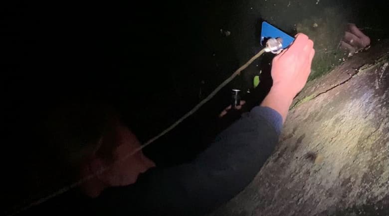 Обнаружена ещё одна «секретная» функция MagSafe. Утонувший iPhone достали со дна канала в Берлине