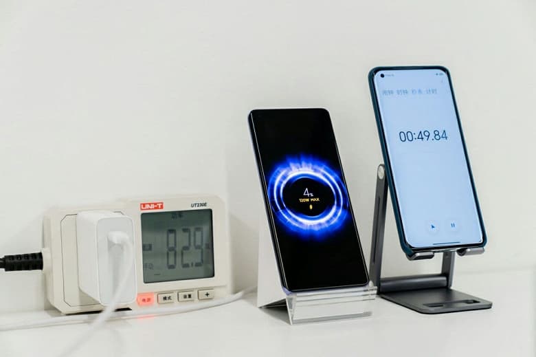 Полная зарядка смартфона всего за 8 минут. Xiaomi представила 200-ваттную проводную и 120-ваттную беспроводную зарядки