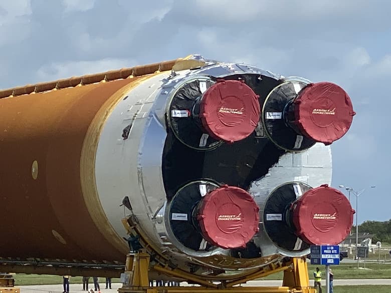 Фотогалерея дня: сверхтяжёлая ракета NASA прибыла во Флориду для лунной миссии «Артемида-1»