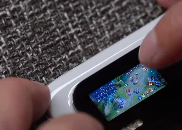 Удобно ли играть на смартфоне с экраном диагональю 1,1 дюйма? Пример Xiaomi Mi 11 Ultra показывает, что мини-дисплей вполне подходит для игр