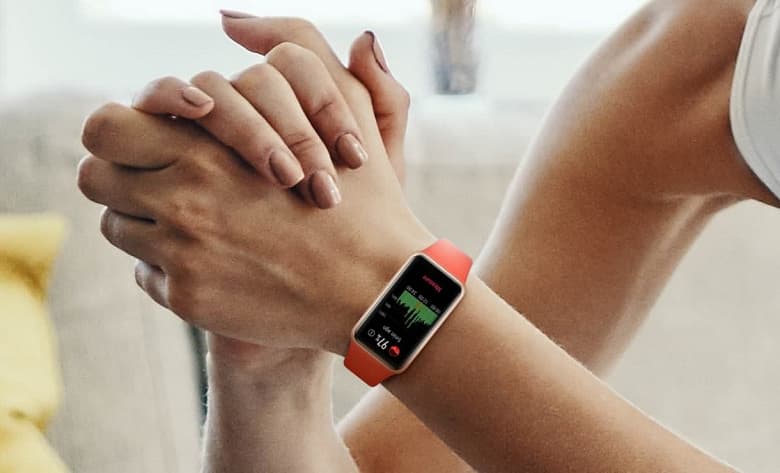 Стартовали продажи умного браслета Huawei Band 6 с огромным экраном в России