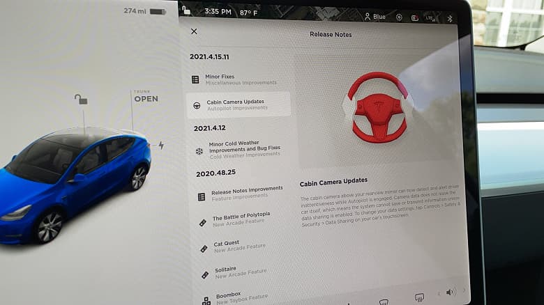 Обновление активирует камеру в салоне Tesla для слежки за водителем