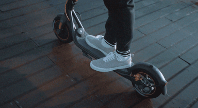 Представлен электросамокат Segway-Ninebot с запасом хода 40 км, скоростью до 30 км/ч и круиз-контролем