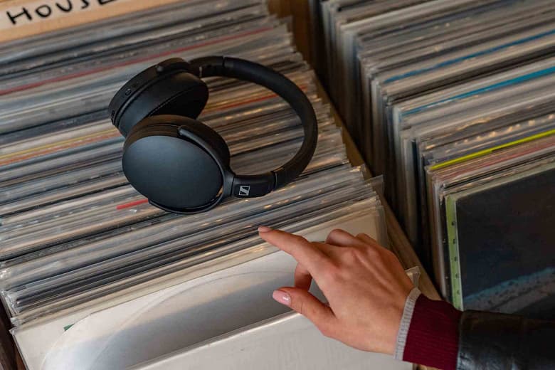 Наушники Sennheiser больше не будут иметь отношения к компании Sennheiser. Компания продала подразделение потребительской электроники