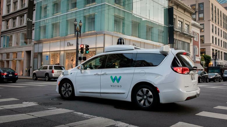 Видео дня: автопилот Waymo растерялся при виде дорожных конусов