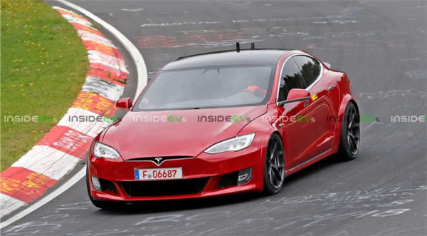 Семейный седан Tesla Model S Plaid на треке почти так же быстр, как и спорткар McLaren Senna