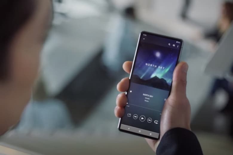 Sony показала потенциальный флагманский смартфон Xperia 2022 года в рекламе новых наушников Sony показала потенциальный флагманский смартфон Xperia 2022 года в рекламе новых наушников