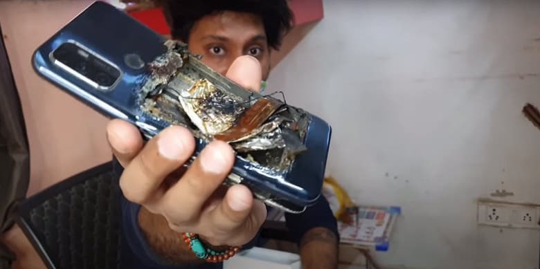 Смартфон Oppo разворотило от взрыва прямо в кармане пользователя Смартфон Oppo разворотило от взрыва прямо в кармане пользователя