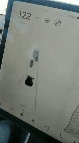 Автопилот Tesla сошёл с ума из-за грузовика со светофорами