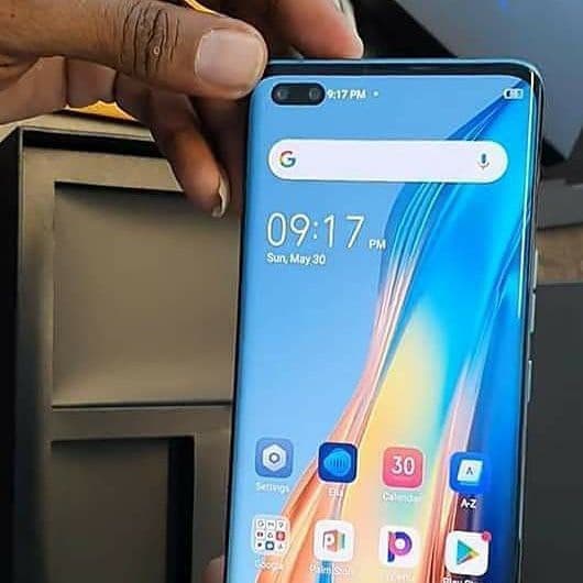 Изогнутый экран OLED, 90 Гц, 50 Мп, 4700 мА·ч и 33 Вт. Характеристики и живые фото смартфона Tecno Phantom X