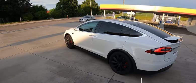 Максимальную скорость самого быстрого в мире кроссовера Tesla Model X P100D Performance проверили на немецком автобане