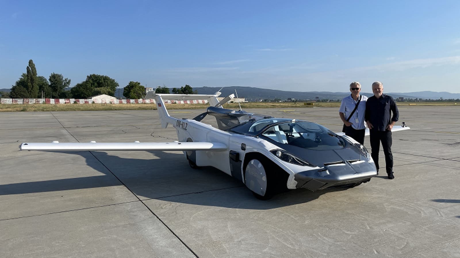 Совершён первый в истории междугородний перелёт на автомобиле. AirCar умеет трансформироваться из машины в самолёт и обратно