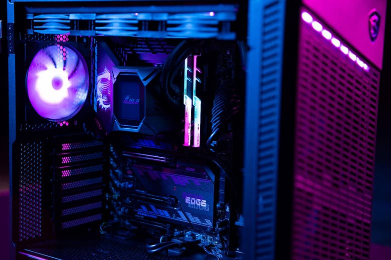 Набор MSI MPG Gaming Maverik включает системную плату, процессор, память, СЖО и корпус для игрового ПК