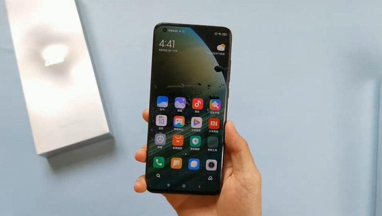 Мать блогера случайно слила видеоролик с распаковкой флагмана Xiaomi, за что он заплатит штраф 0 000