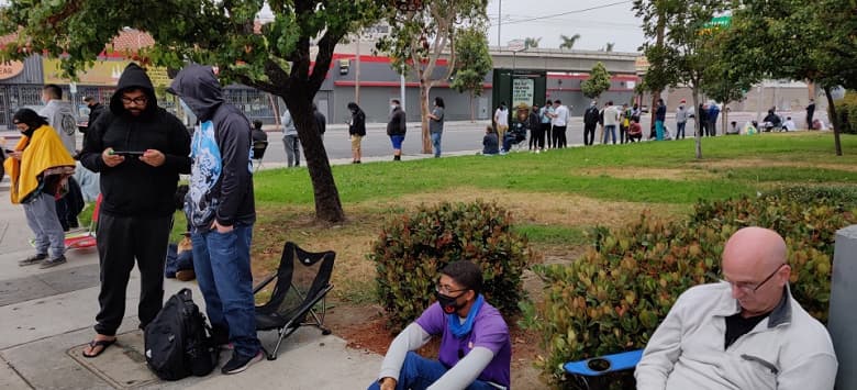 Так выглядит очередь за GeForce RTX 3080 Ti по рекомендованной цене. Она образовалась у магазина BestBuy в Лос-Анджелесе