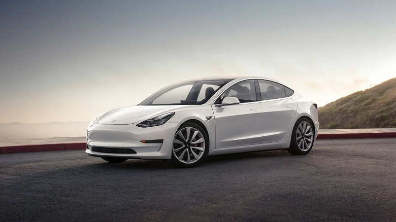 Tesla Model 3 проехала 1000 км за 10 часов