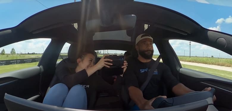 Реакция обычной семьи на безумное ускорение Tesla Model S Plaid