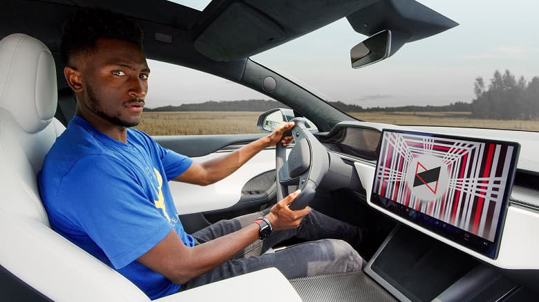 Илон Маск категоричен: привычный руль не вернётся в Tesla Model S Plaid, несмотря на критику блогеров и обычных пользователей