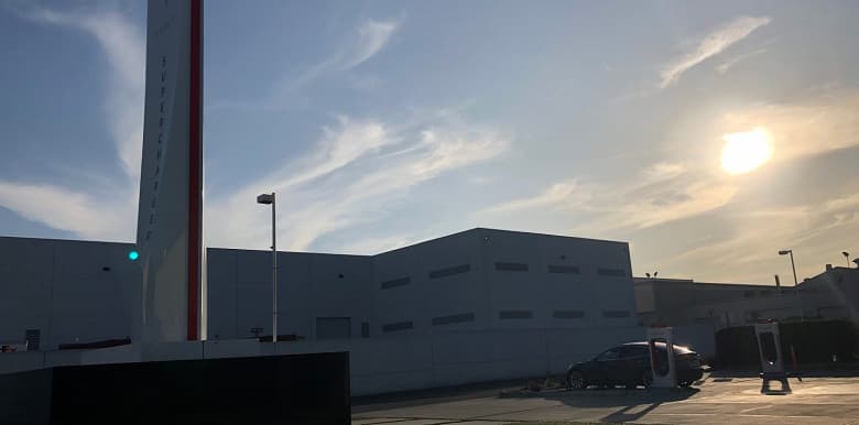 Закрыта первая зарядная станция Tesla Supercharger