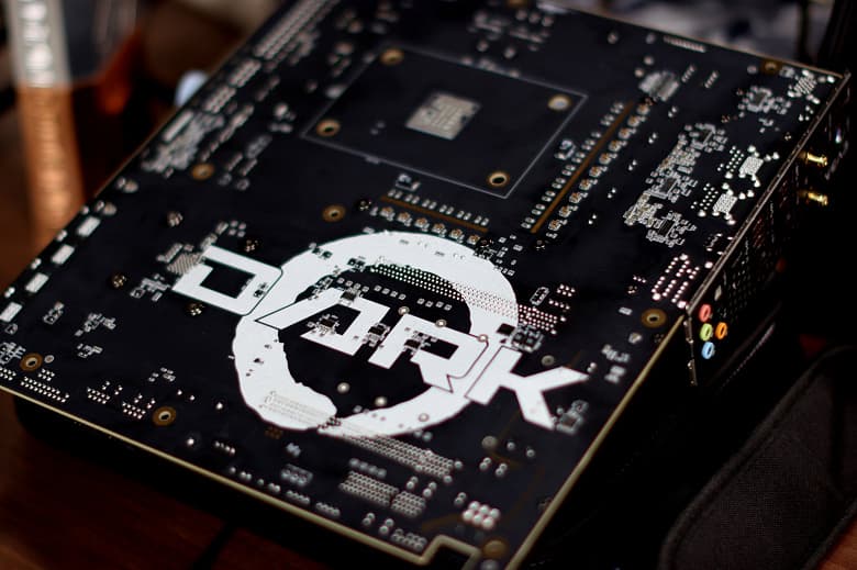 Опубликован первый снимок системной платы EVGA X570S Dark