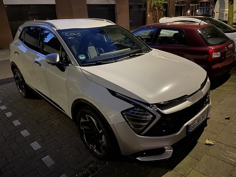 Совершенно новый Kia Sportage 2022 уже появился в Европе. Первые живые фото белого кроссовера