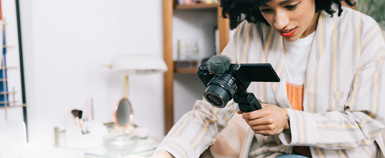 «Идеальная съёмка продуктов»: Sony представила камеру со сменной оптикой для видеоблогеров