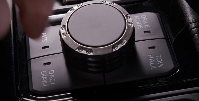 Огромная Toyota Tundra 2022 получит беспроводную зарядку для смартфона, новые кресла и «шайбу» для выбора режимов движения