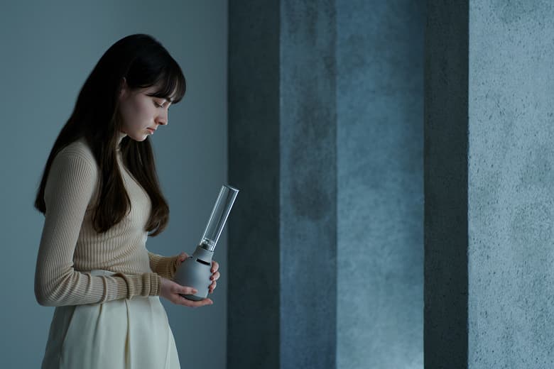 Тёплый ламповый звук: Sony представила стеклянную беспроводную колонку с режимом свечи