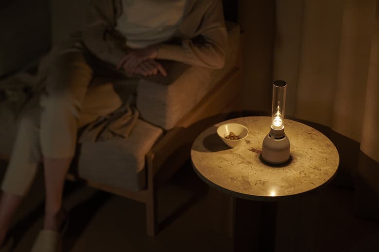 Тёплый ламповый звук: Sony представила стеклянную беспроводную колонку с режимом свечи