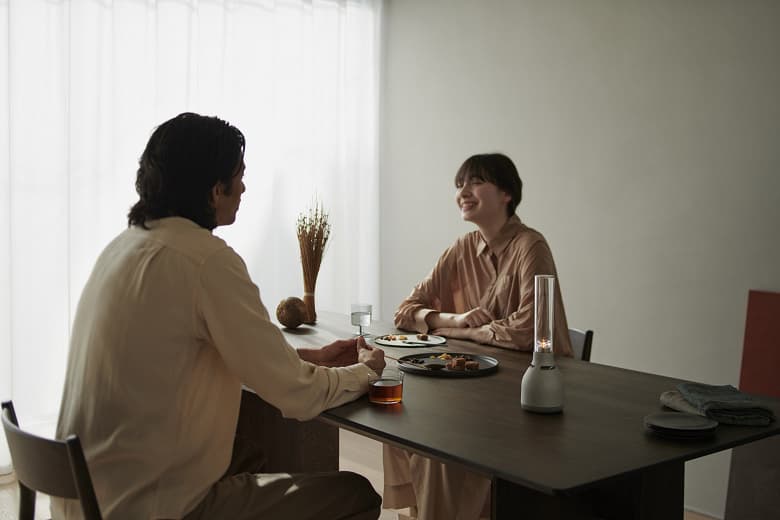 Тёплый ламповый звук: Sony представила стеклянную беспроводную колонку с режимом свечи