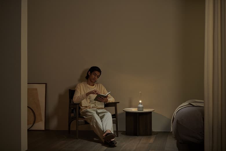 Тёплый ламповый звук: Sony представила стеклянную беспроводную колонку с режимом свечи