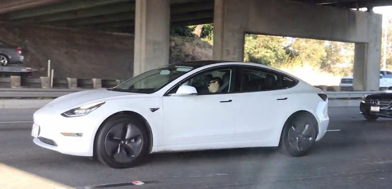 Спящего водителя Tesla Model 3 поймали в третий раз и наказали
