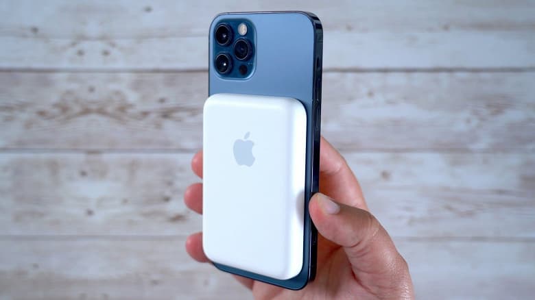 Apple выпустила в России аккумулятор-магнит для iPhone 12