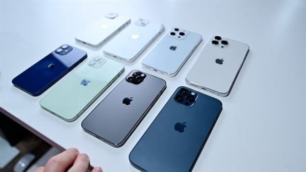 iPhone 13 Mini, iPhone 13, iPhone 13 Pro и iPhone 13 Pro Max сравнили с iPhone 12 на живых фото