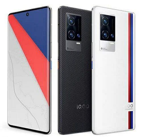 Так выглядит смартфон с самым передовым экраном. Официальные изображения iQOO 8 Pro с панелью OLED Samsung E5, SoC Snapdragon 888 Plus и 120-ваттной зарядкой