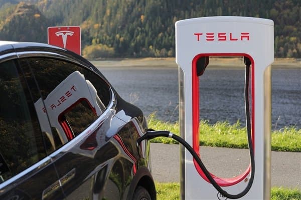 Продажи Tesla в Китае рухнули на 70% на фоне дефицита компонентов