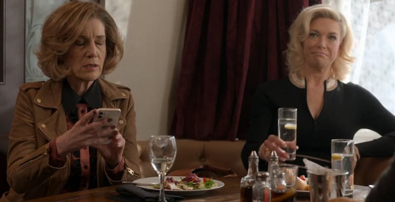 iPhone 13 без чёлки показали вживую в сериале «Тед Лассо»