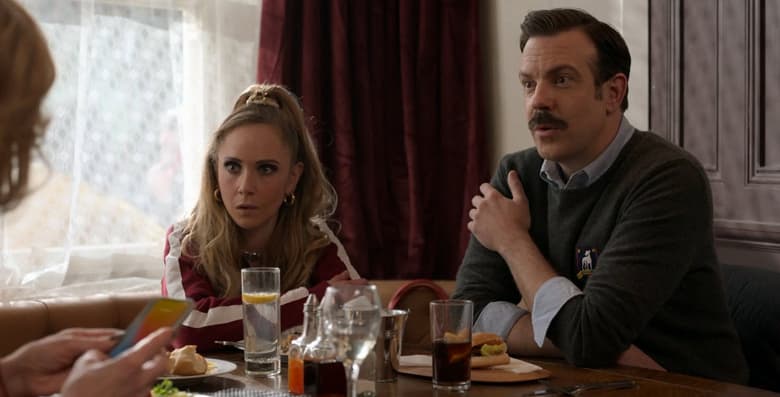 iPhone 13 без чёлки показали вживую в сериале «Тед Лассо»