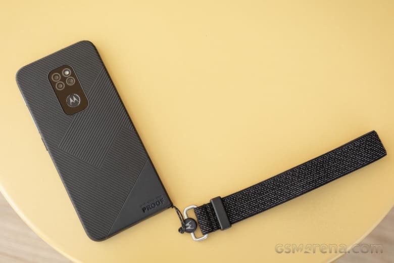 Неубиваемый смартфон Motorola Defy с IP68 и Gorilla Glass Victus показали на живых фото