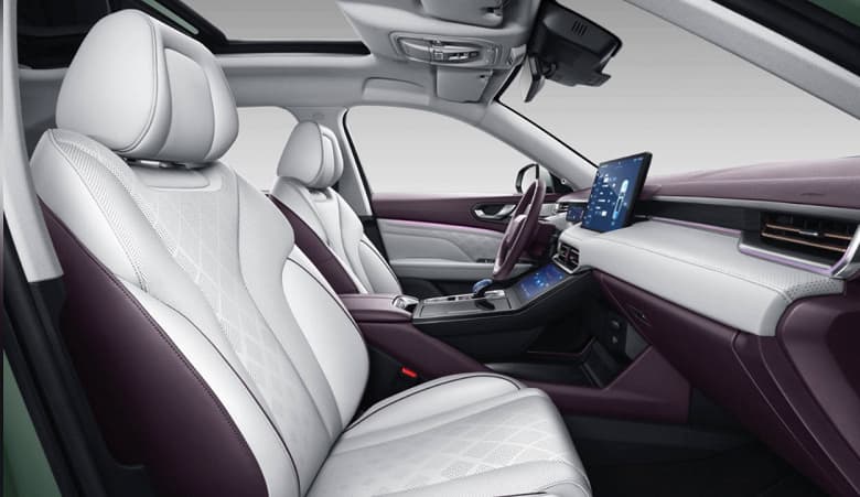 Представлен доступный кроссовер с четырьмя экранами и электромотором