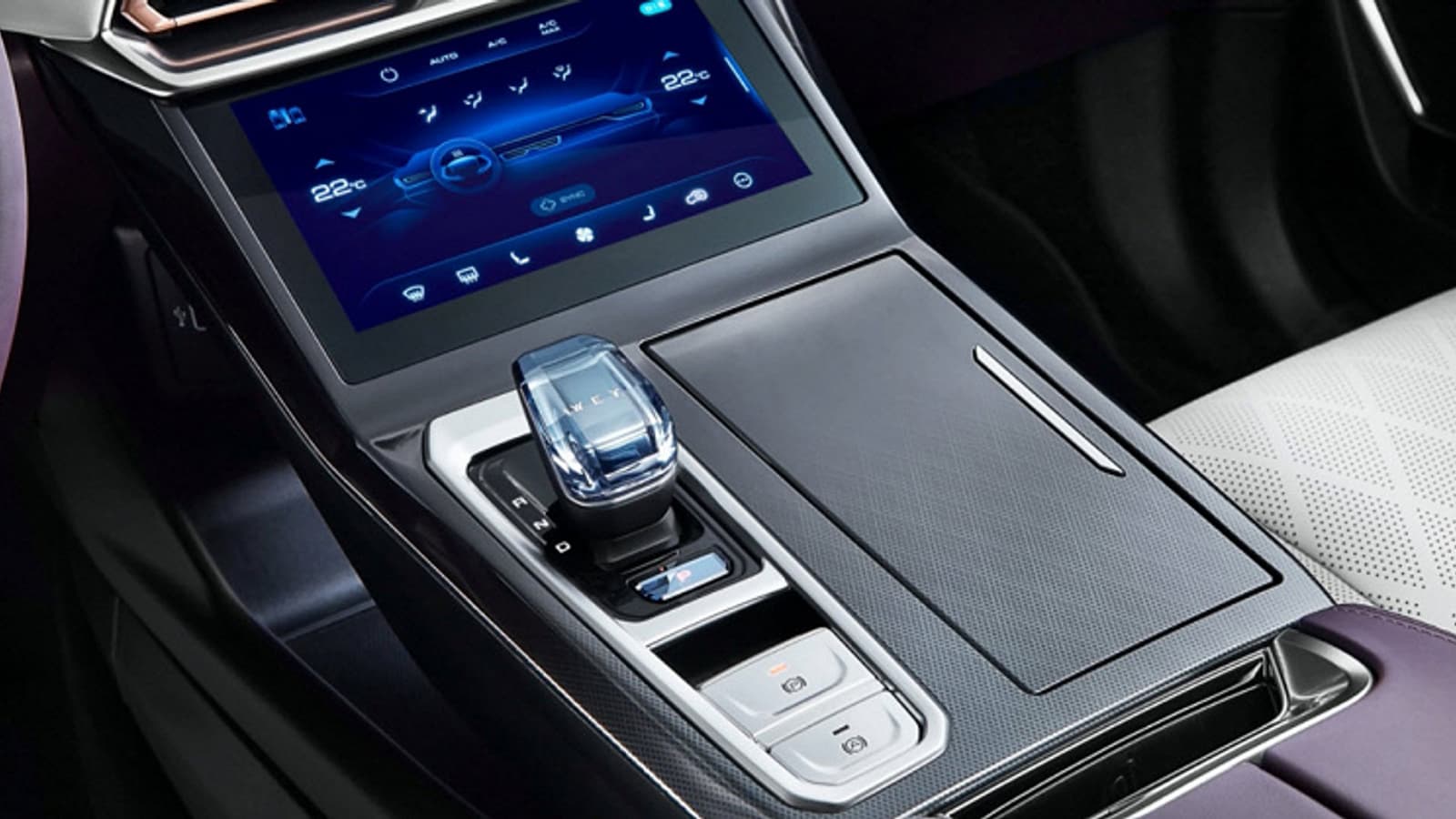 Представлен доступный кроссовер с четырьмя экранами и электромотором