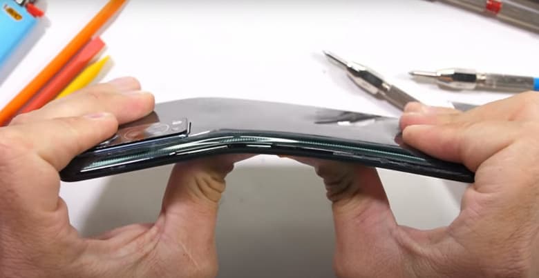 Подвергли «пыткам», почти сломали и показали качество подэкранной камеры: ZTE Axon 30 прошёл тесты JerryRigEverything